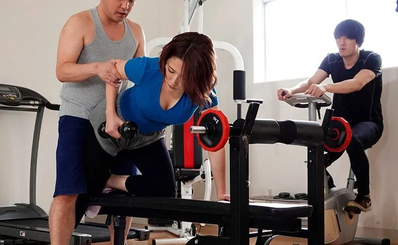 ông chồng phát hiện bà xã lén lút với huấn luyện viên thể hình