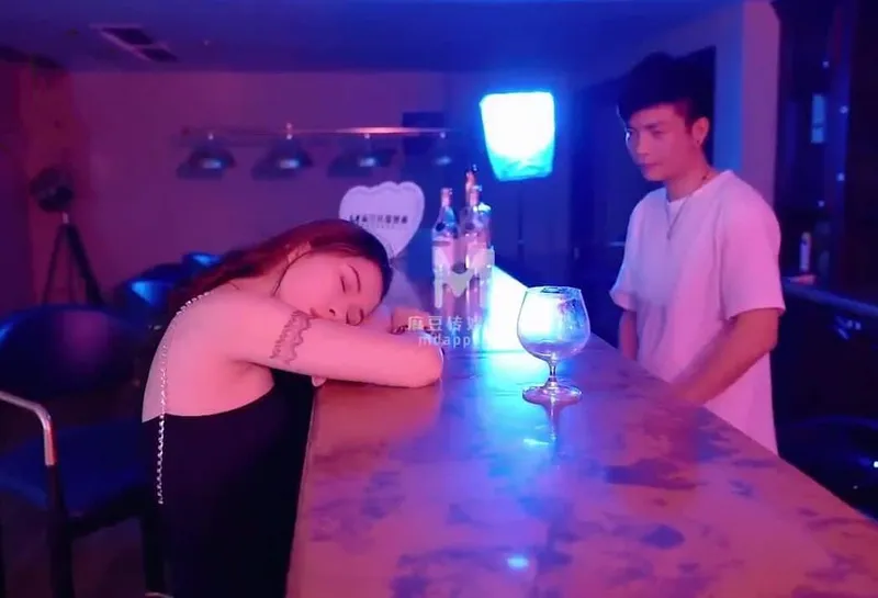 Anh bartender quán rượu đưa em khách cặc say xỉn về nhà rồi tranh thủ …